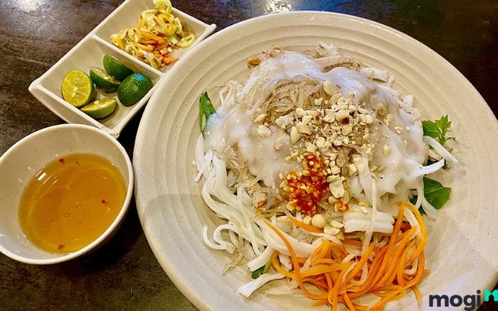 Bánh tằm bì Sa Đéc là một món ăn đặc trưng của miền Tây, với những sợi bánh mềm mịn, kết hợp với bì giòn và xíu mại thơm lừng. Món ăn này thường được ăn kèm với rau sống và nước cốt dừa béo ngậy.