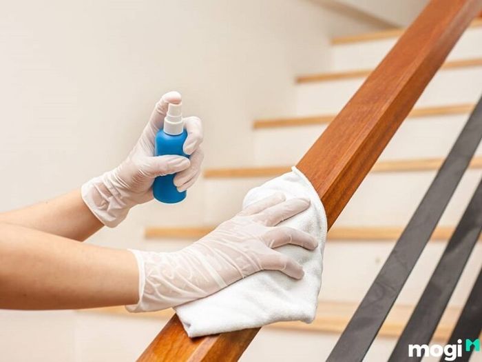 Tránh dùng khăn quá ướt vì nước đọng lâu trên tay vịn có thể làm hỏng cầu thang một cách nhanh chóng.