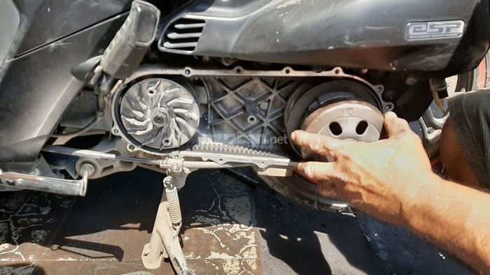 Tiếng kêu xào xào có thể là dấu hiệu cho thấy bộ nồi của xe đã bị mòn