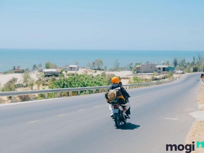 Di chuyển bằng xe máy đến suối nước nóng Bình Châu