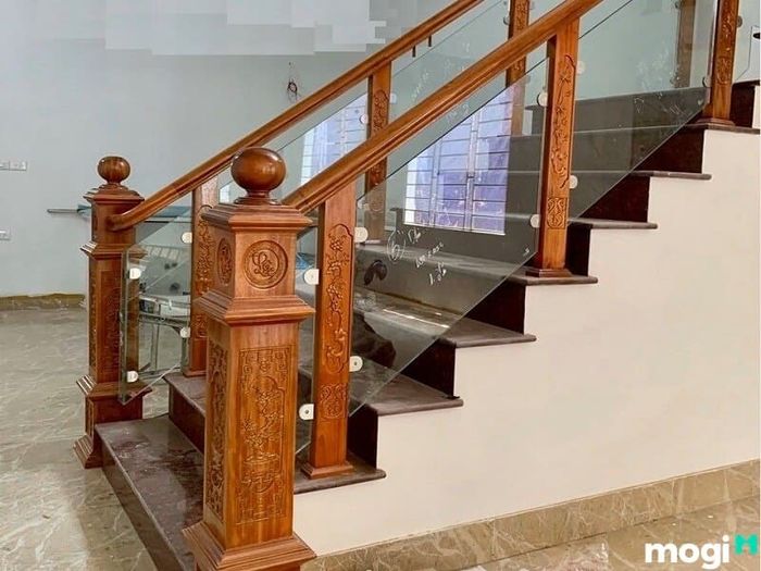 Cầu thang gỗ vuông được làm chủ yếu từ gỗ tự nhiên, đảm bảo độ bền cao và tính thẩm mỹ vượt trội.