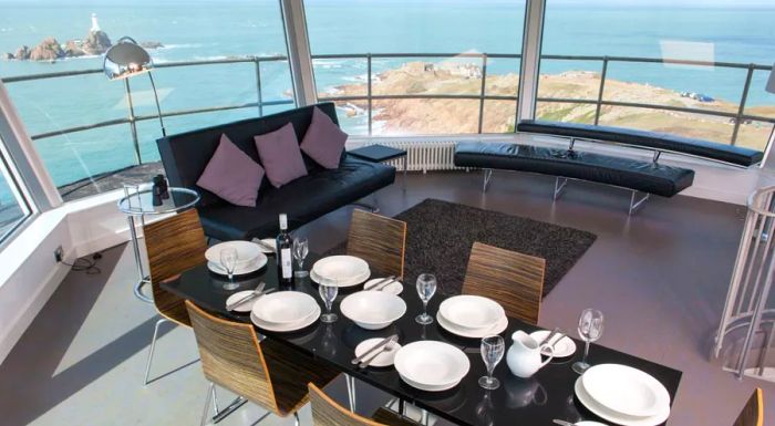 The property features a dining area where guests can enjoy their meals with a stunning view.