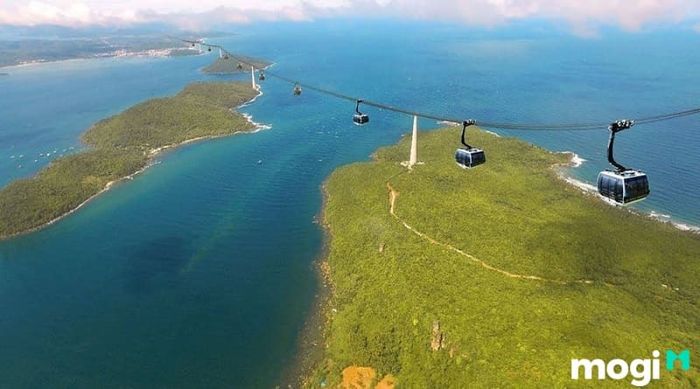 Thời gian bạn sẽ di chuyển bằng cáp treo từ ga đầu đến ga cuối là khoảng 15 phút.