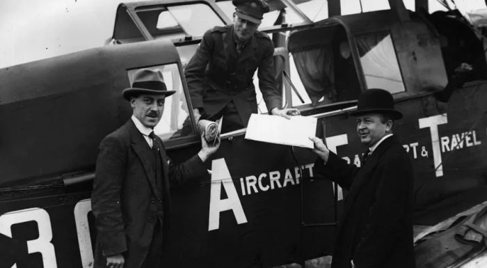 The first-ever scheduled daily international flight, soon to depart from London to Paris.