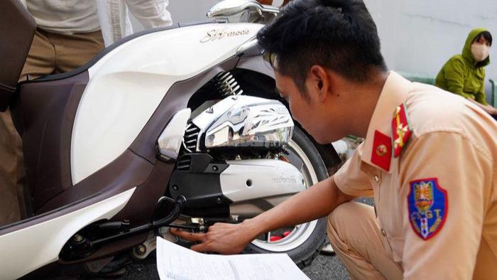 Trực tiếp đến phòng CSGT nơi đăng ký xe để yêu cầu tra cứu thông tin biển số xe máy trực tuyến