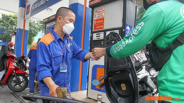 Đổ xăng kịp thời, tránh để xăng hết hoàn toàn