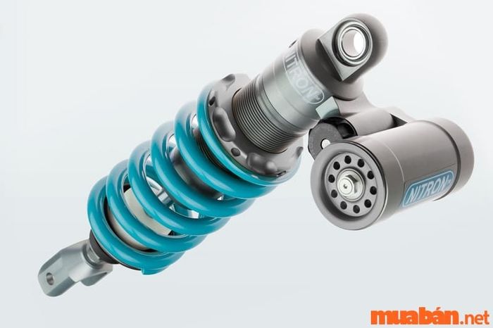 Phiên bản phuộc Nitron R2 được nâng cấp với bình dầu liền và núm điều chỉnh tinh chỉnh.