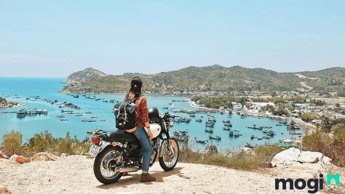 Di chuyển bằng xe máy là sự lựa chọn tuyệt vời cho những bạn trẻ đam mê phượt và khám phá tự do.