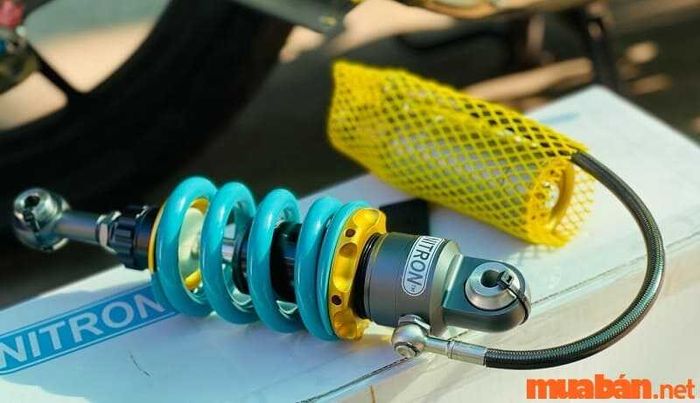 Phuộc Nitron được trang bị các tính năng điều chỉnh và bình dầu đầy đủ.