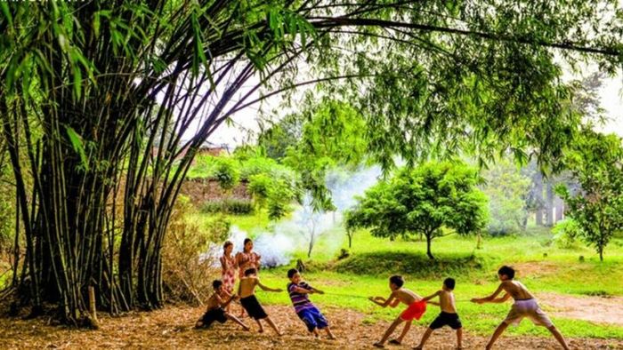 Hình ảnh cây tre đứng vững, che chở cho người dân Việt Nam, trở thành biểu tượng của sự kiên cường và bền bỉ trong những thời khắc khó khăn.