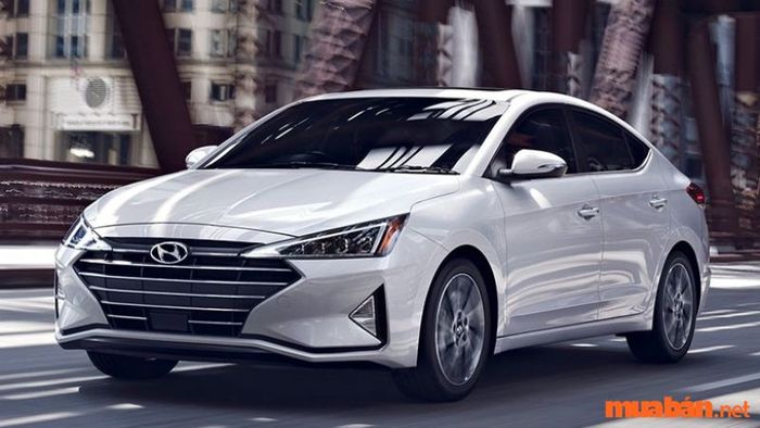 Hyundai Elantra là sự lựa chọn hoàn hảo cho những ai yêu thích dòng sedan hạng C nhờ vào thiết kế đẹp mắt, tính năng vượt trội và khả năng tiết kiệm nhiên liệu tuyệt vời.