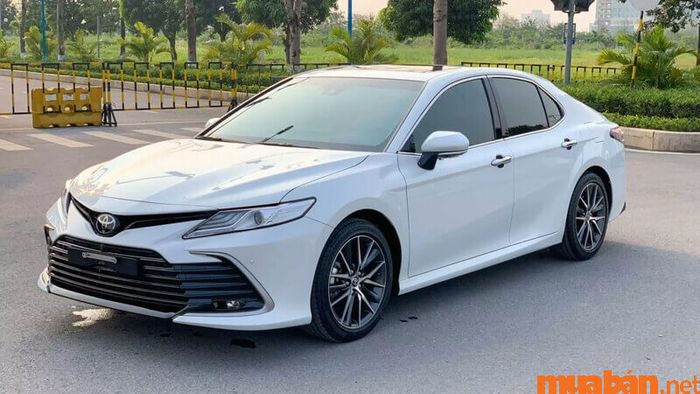 Toyota Camry có thiết kế sang trọng và tinh tế, mang lại vẻ ngoài lịch lãm.