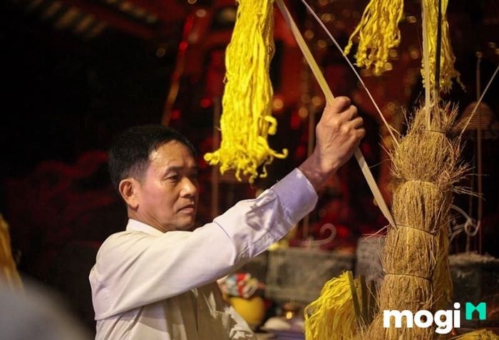 Lễ hội Đền Gióng không còn thực hiện tục 'cướp lộc' như trước, mà thay vào đó là lộc được chuẩn bị sẵn và phát cho mọi người tham gia.