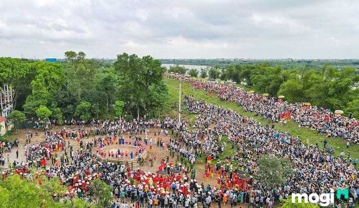 Diễn kịch Thánh Gióng là phần tái hiện lại hình ảnh Thánh Gióng đánh giặc Ân trong lễ hội.