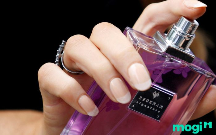 Cách bảo quản nước hoa thứ bảy: Tránh lắc mạnh