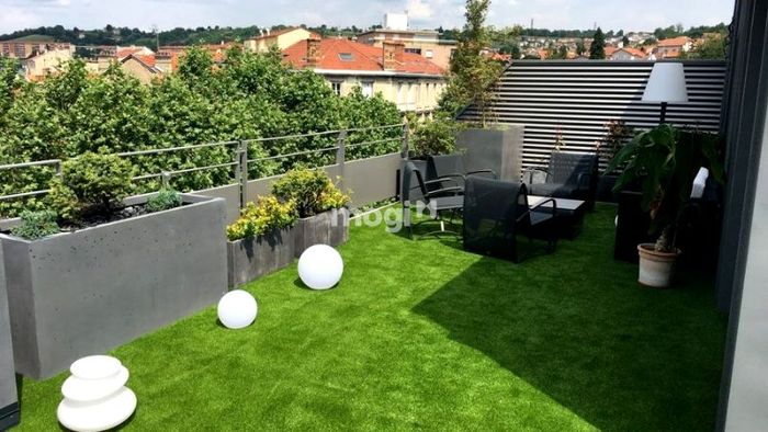 Bày thảm cỏ xanh trên sân thượng, mang lại cảm giác gần gũi với thiên nhiên