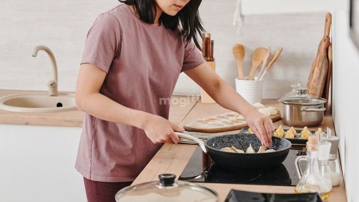 Nấu ăn tại nhà và hạn chế ăn ngoài sẽ giúp bạn tiết kiệm hiệu quả hơn. – Nguồn: Internet