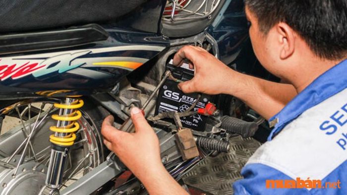 Kết nối xe với bình ắc quy từ xe khác