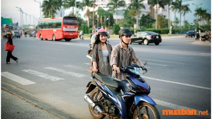 Khi xe hết bình, bạn nên làm gì? Sạc lại hay thay bình mới sẽ hiệu quả hơn?