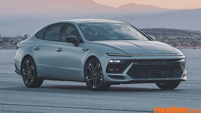 Hyundai Sonata có mức giá niêm yết cao hơn so với các đối thủ trong phân khúc sedan hạng D.