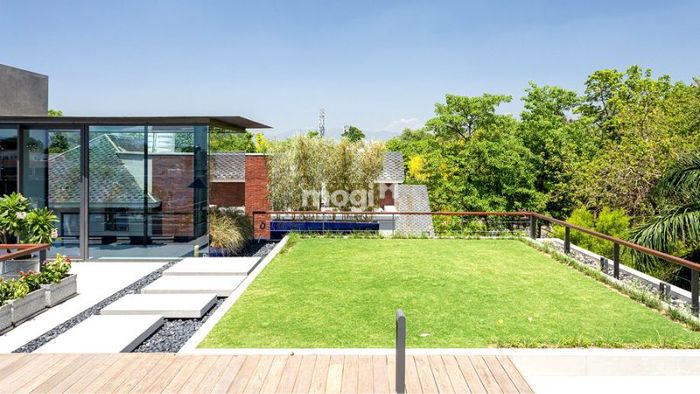 Không gian sân thượng xanh mát, tràn ngập sức sống