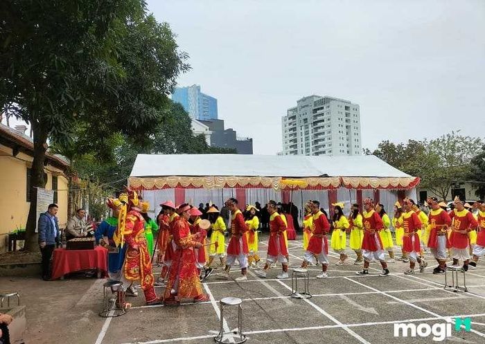 Một góc lễ hội Gióng Xuân Đỉnh với không khí lễ hội sôi động và đậm đà bản sắc văn hóa.