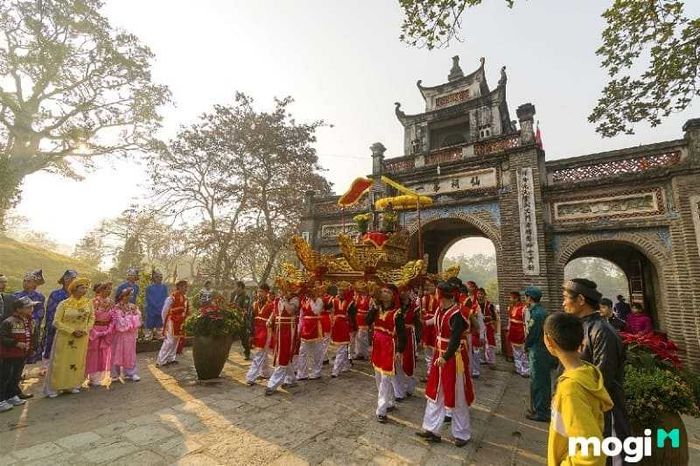Lễ hội Gióng tại Sóc Sơn là một sự kiện lớn, được tổ chức tại Đền Sóc vào đầu năm mới, là dịp để người dân bày tỏ lòng thành kính và tưởng nhớ Thánh Gióng.