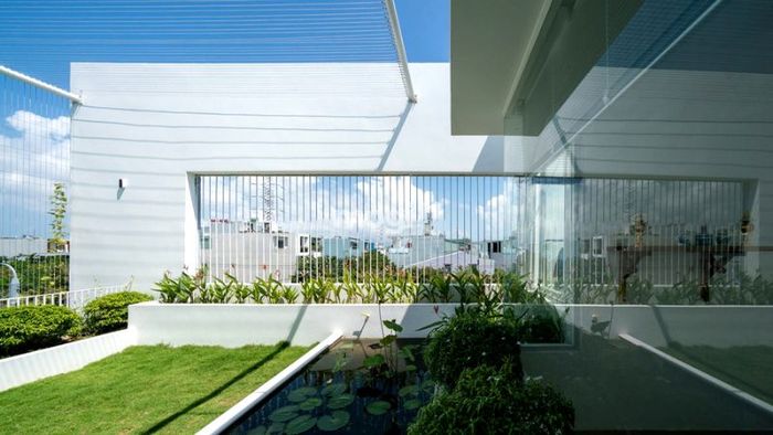 Sân thượng phủ đầy thảm cỏ xanh tươi mát, tạo không gian thư giãn