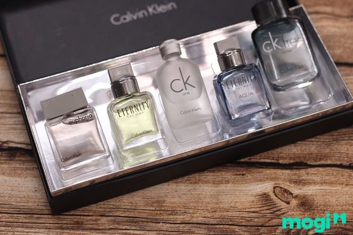 Cách bảo quản nước hoa thứ tư: Để trong hộp riêng