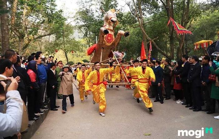 Lễ Hội Đền Gióng là dịp tưởng nhớ và vinh danh những chiến công của Thánh Gióng – một anh hùng trong truyền thuyết của Việt Nam.