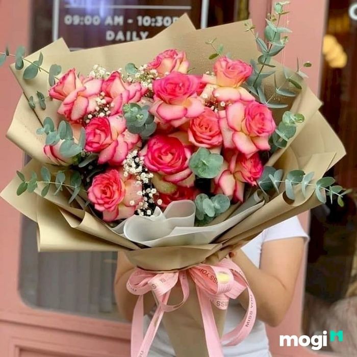 Tặng hoa hồng vào dịp 20/11 là cách để thể hiện lòng tri ân và sự tôn trọng sâu sắc dành cho thầy cô giáo, những người đã tận tâm dìu dắt thế hệ trẻ.