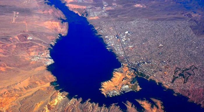 California lies on the western shore of Lake Havasu.