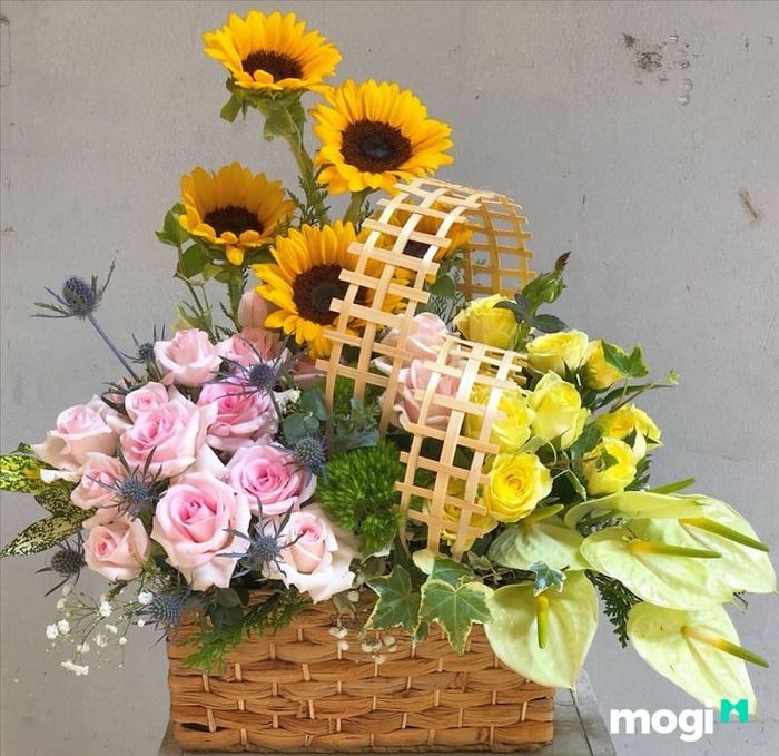 Cắm lẵng hoa kết hợp giữa hoa hướng dương và hoa hồng là sự lựa chọn tuyệt vời để thể hiện sự tươi mới và ý nghĩa nhân dịp 20/11.