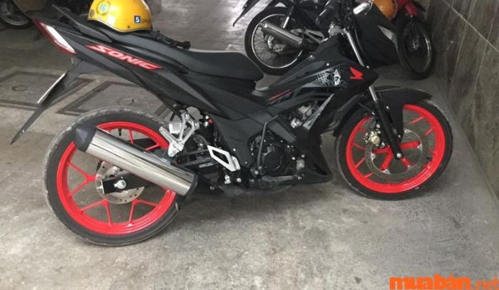 Có nên mua xe Sonic cũ – Phiên bản Sonic màu đen với mâm đỏ
