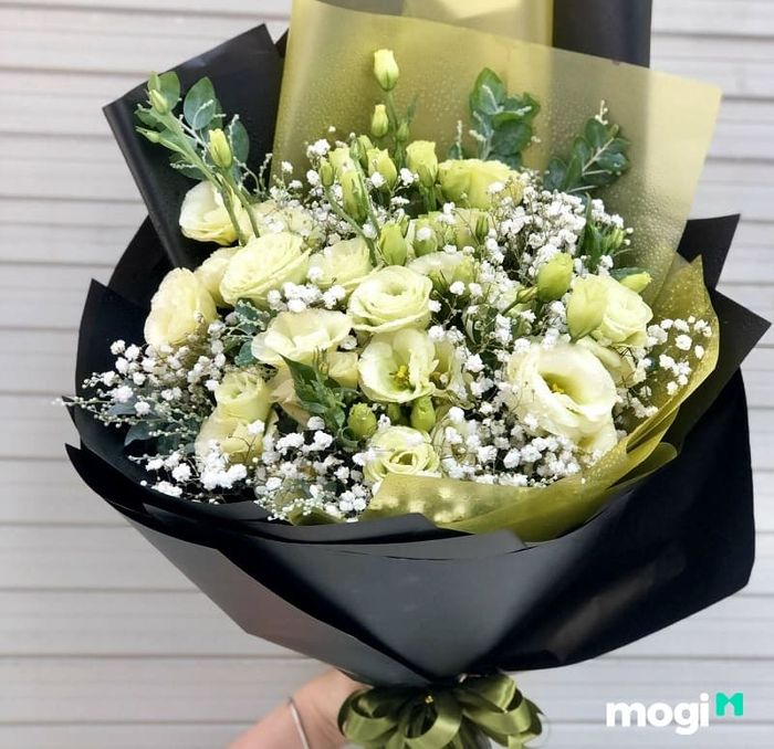 Hoa cát tường mang trong mình ý nghĩa về sự che chở, bảo vệ của thầy cô đối với học trò, giúp học sinh vượt qua mọi khó khăn trên con đường học vấn.