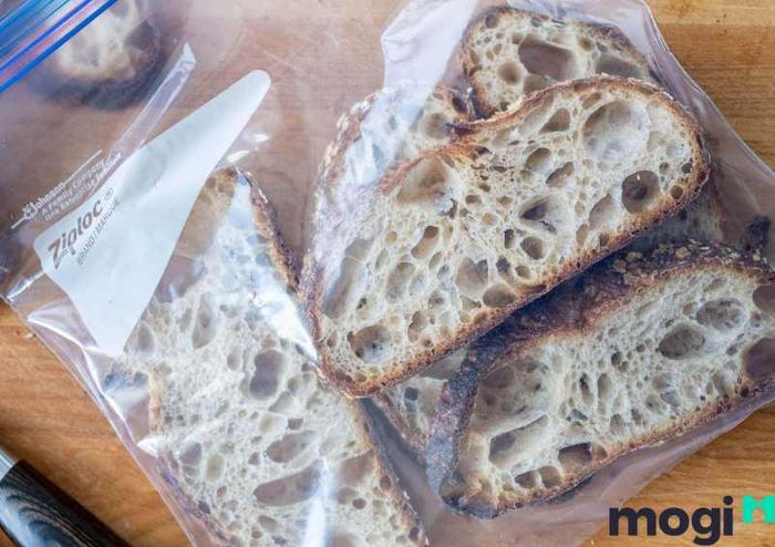 Cách bảo quản bánh mì bằng túi zip hoặc giấy bạc hiệu quả