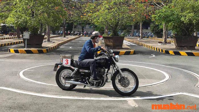 Bằng A2 cho phép điều khiển các loại xe mô tô hai bánh có dung tích xi lanh từ 175cc trở lên