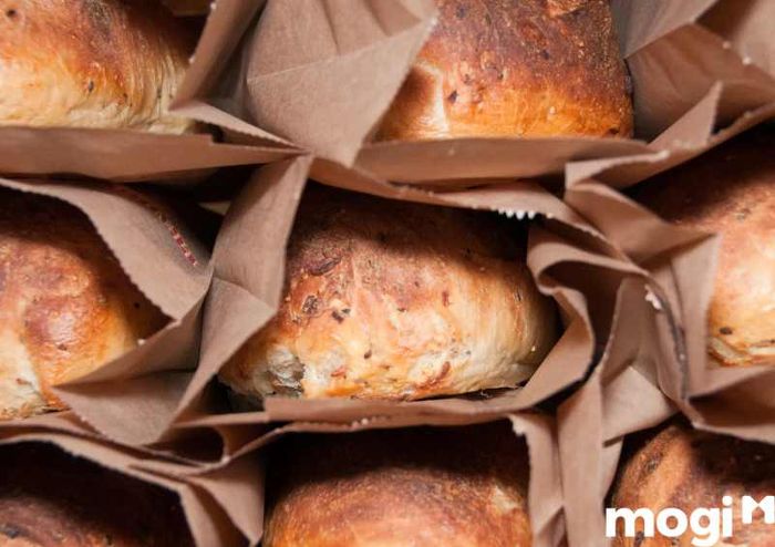 Cách bảo quản bánh mì bằng túi giấy hoặc giấy báo hiệu quả