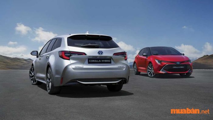 Xe Plug-in Hybrid (PHEV) là dòng xe lai mới nhất, có khả năng sạc điện từ nguồn bên ngoài. Xe được trang bị pin lớn và phạm vi hoạt động dài hơn nhiều so với các loại Hybrid song song truyền thống.