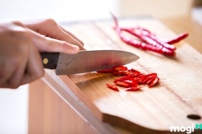 Khi cần sơ chế nhiều ớt, bạn có thể cho ớt vào ngăn đá tủ lạnh khoảng 10 phút để dễ dàng hơn khi xử lý.
