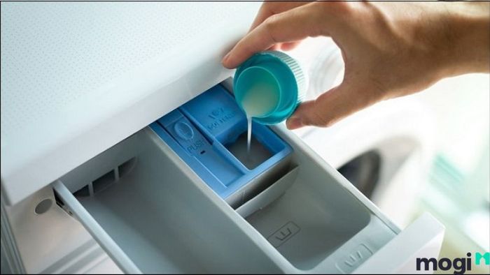 Cách Tẩy Quần Áo Bị Lem Màu Đơn Giản Với Nước Xả Vải