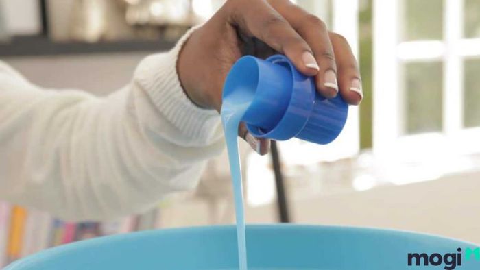 Nước xả vải giúp làm mềm quần áo sau khi bạn đã tẩy sạch vết sơn.