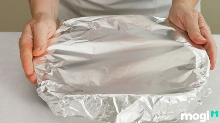 Bọc trứng gà bằng giấy nhôm là một cách đơn giản để bảo quản trứng được lâu hơn