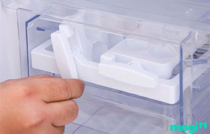 Khi sự cố kỹ thuật là nguyên nhân khiến tủ lạnh không đông đá, bạn nên gọi thợ sửa chữa kịp thời để tránh hư hỏng nặng hơn.