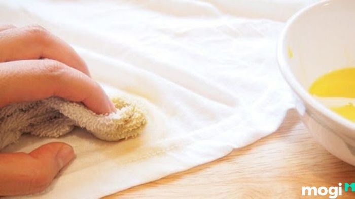 Tẩy Sơn Trên Quần Áo Bằng Dầu Mè, Dầu Thông