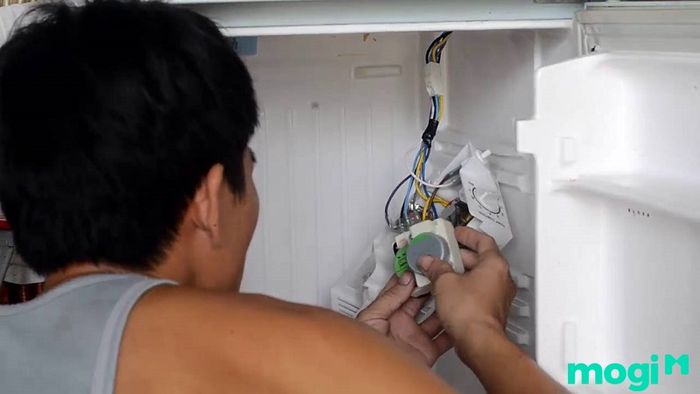 Nguyên nhân tủ lạnh không đông đá – bộ xả đá bị hỏng