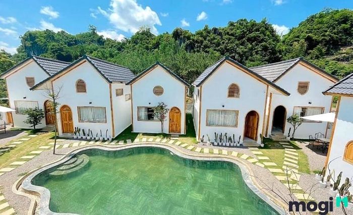 Đặc trưng của phong cách Bắc Âu là việc sử dụng màu trắng làm gam màu chủ đạo, tạo cảm giác rộng rãi và thanh thoát cho không gian.