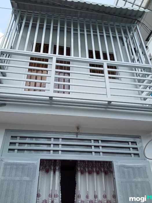 Chuồng cọp sắt sơn tĩnh điện mang lại vẻ đẹp chắc chắn và bền bỉ cho không gian ban công.