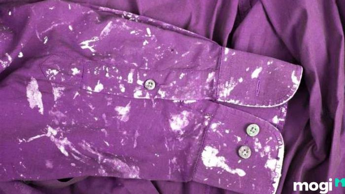 Tẩy sơn trên quần áo có làm phai màu không?