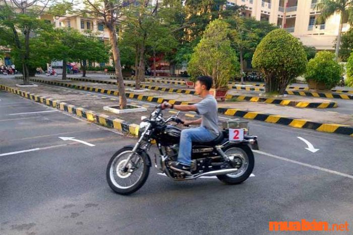 Bài thi thực hành gồm 4 bài sát hạch điều khiển xe máy.